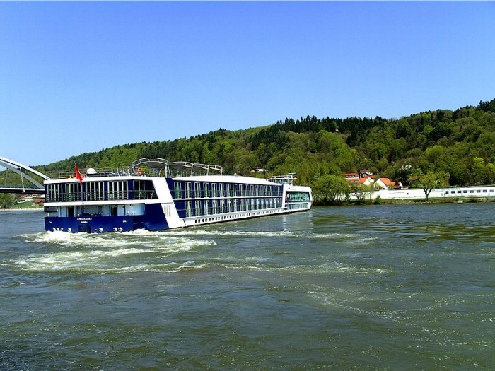 799px-Cruise_ship_turn-over_on_the_Danube