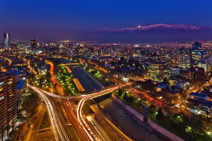 1200px-Santiago_de_Chile_de_noche