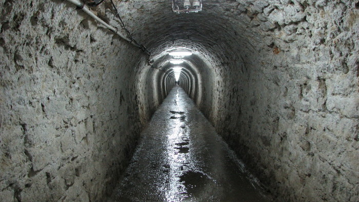 1024px-Turda_Salt_mine_-_tunel_de_acces_11