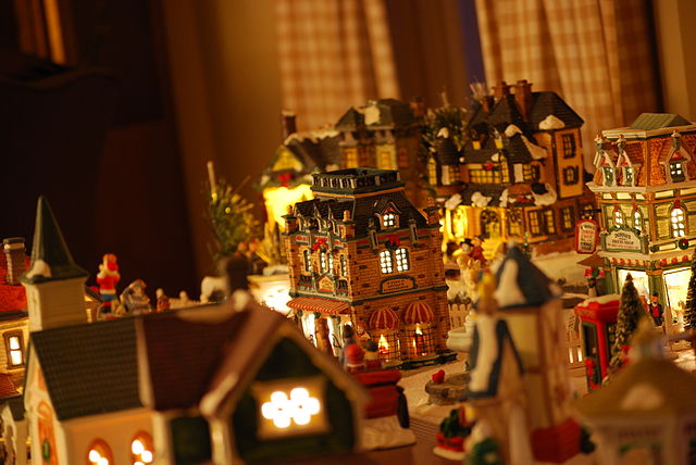 640px-decorative_christmas_village_2