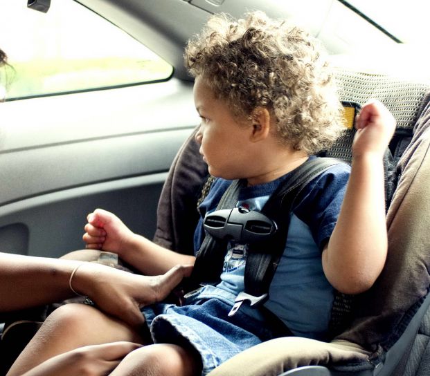 child-in-in-safety-seat-in-car-621x544