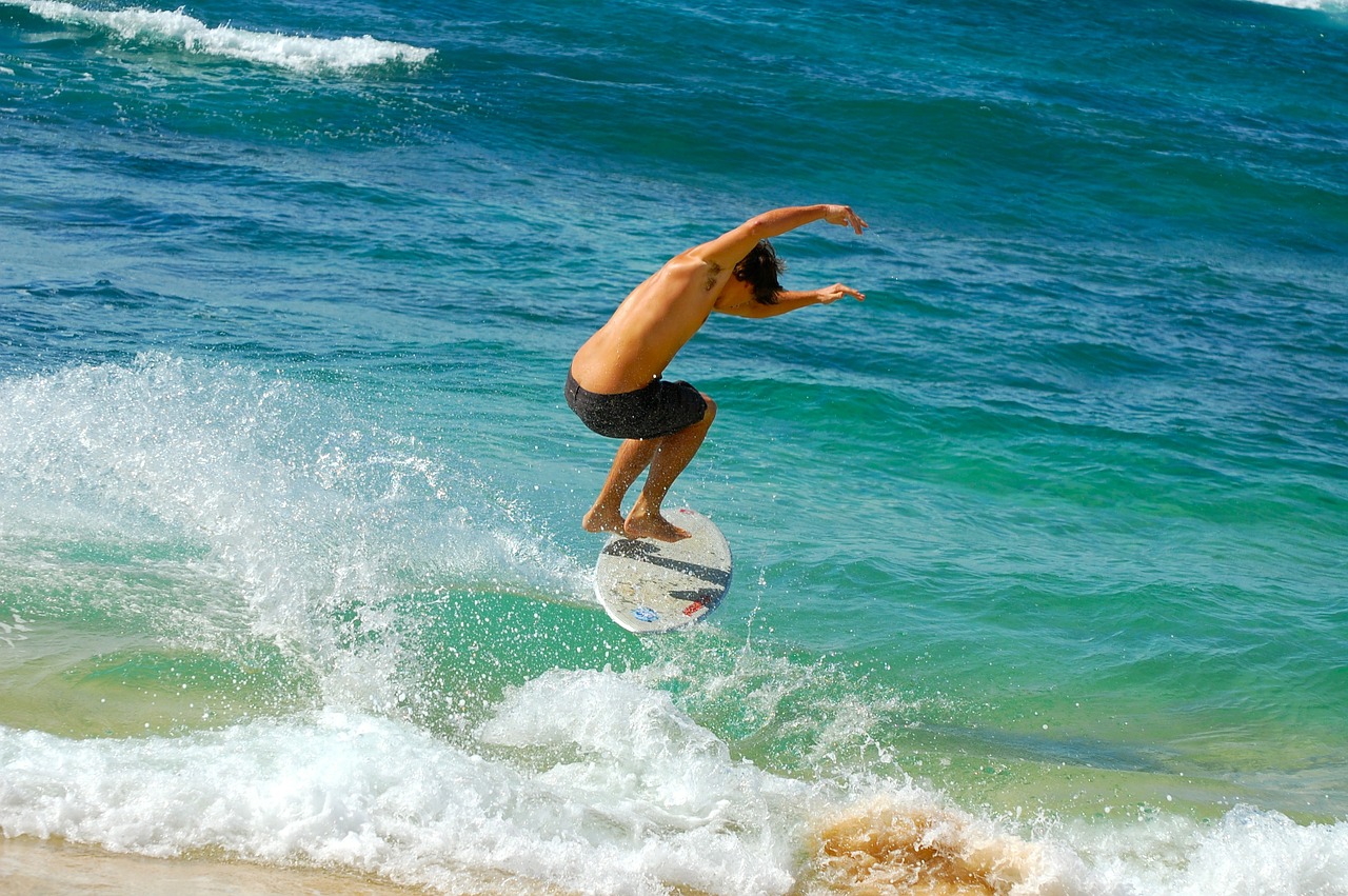 [6] surfer-waves-hawaii-kauai-ocean