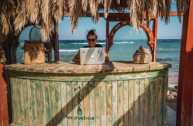 Staying Connected: Navigating Relationships and Social Life as a Digital Nomad