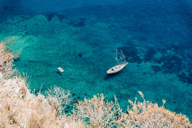 Essential Tips for a Smooth Yacht Charter Experience